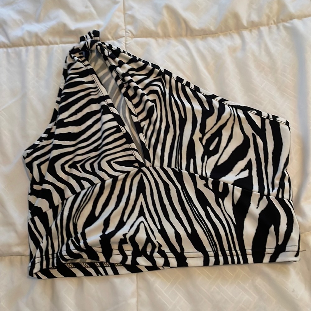 Key hole one shoulder going out top